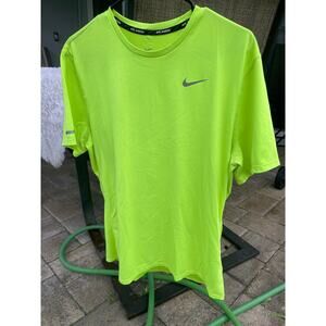 Nike running T-shirt activewear reflective Dri-Fit Men Sz L slightly used